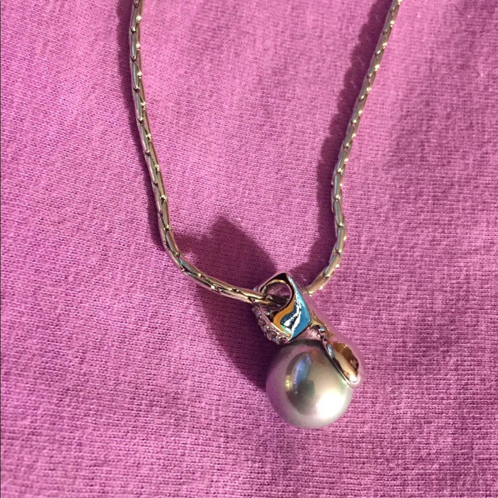 DELICATE SILVER TONE NECKLACE WITH GRAYISH PEARL - Picture 3 of 5